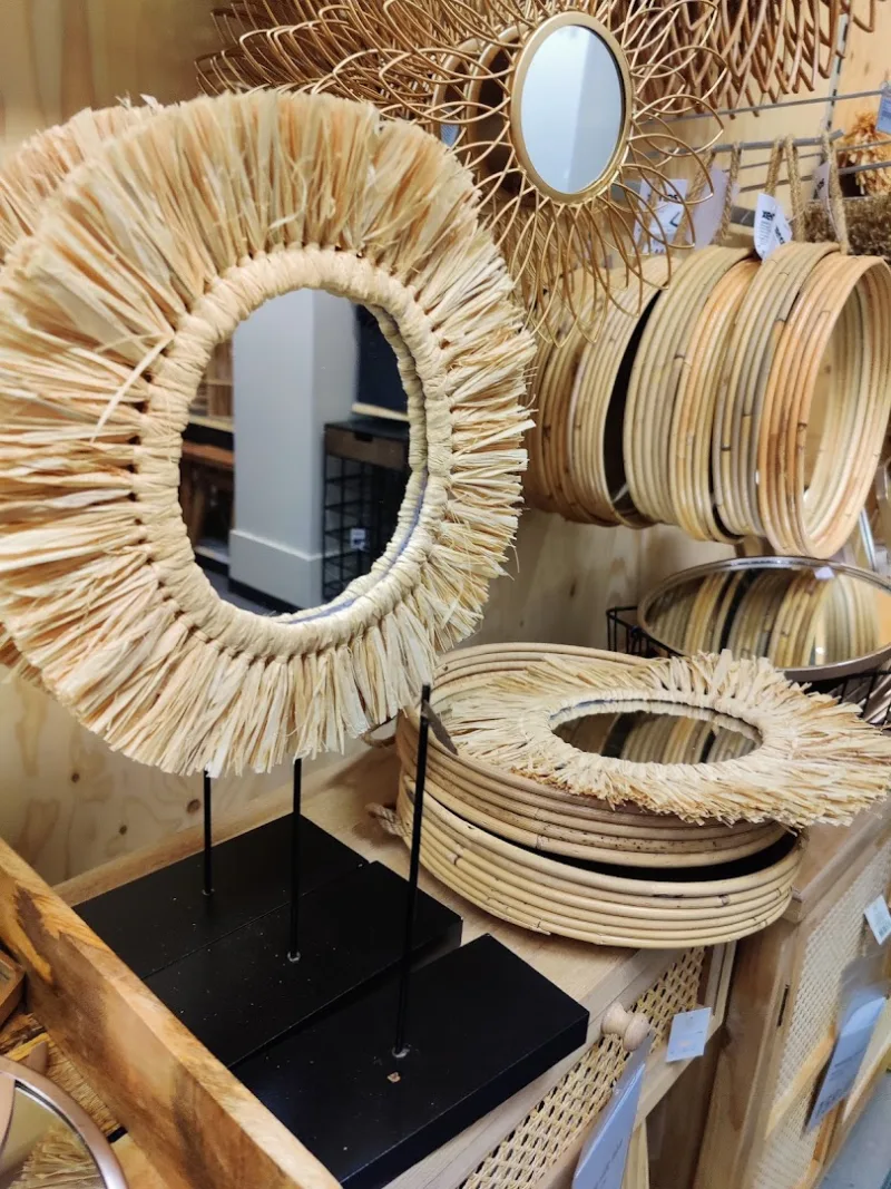 Xenos Groningen Vismarkt — Rieten decoratieve ringen en houten items