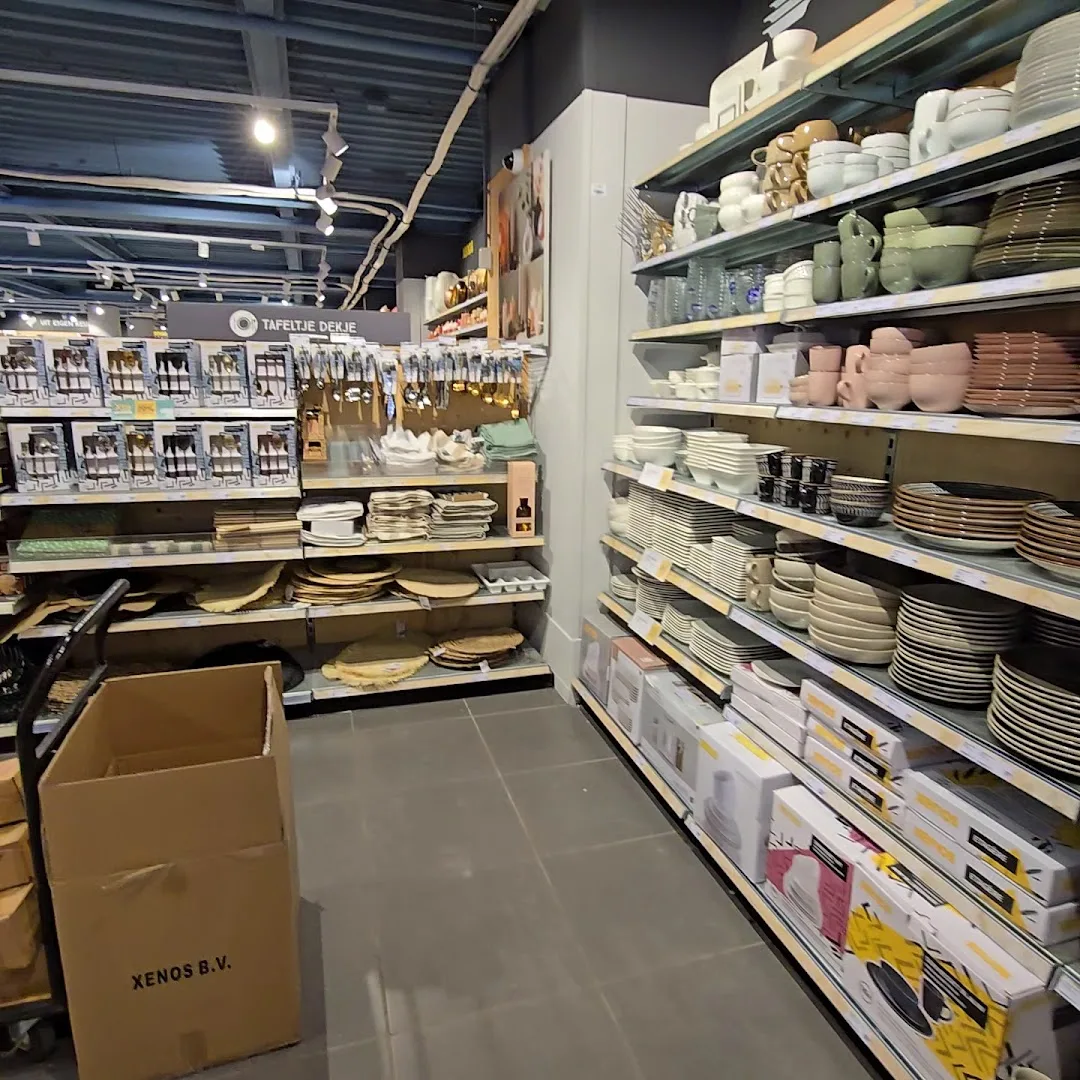 Xenos Groningen Vismarkt — Winkelgang met diverse huishoudartikelen