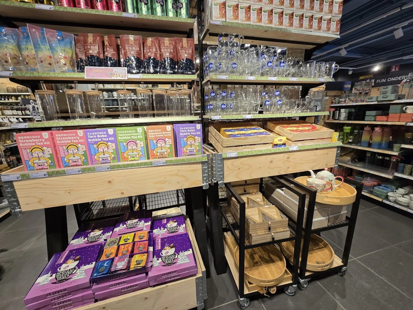 Xenos Groningen Vismarkt — Schappen met decoratieve ballen en items