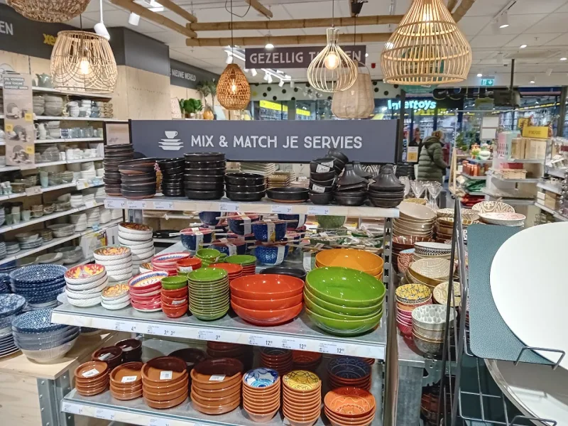 Xenos Haarlem Schalkwijk — Serviesgoed en decoratieve schalen in verschillende kleuren