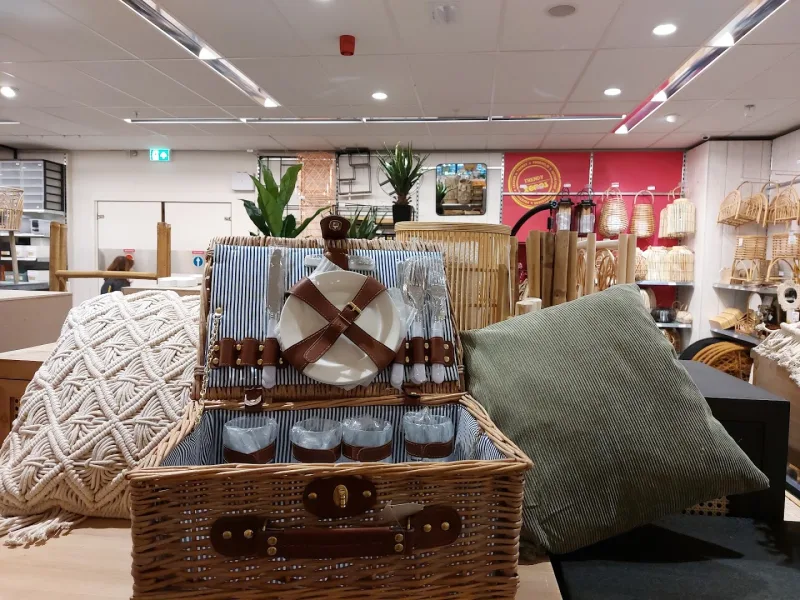 Xenos Haarlem Schalkwijk — Schap met serviesgoed, kaarsen en huishoudartikelenassortiment