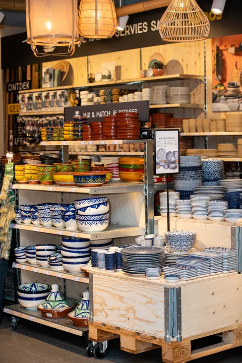 Xenos Haarlem Schalkwijk — Kleurrijke serviesgoed en schalen in mix-and-match stijl