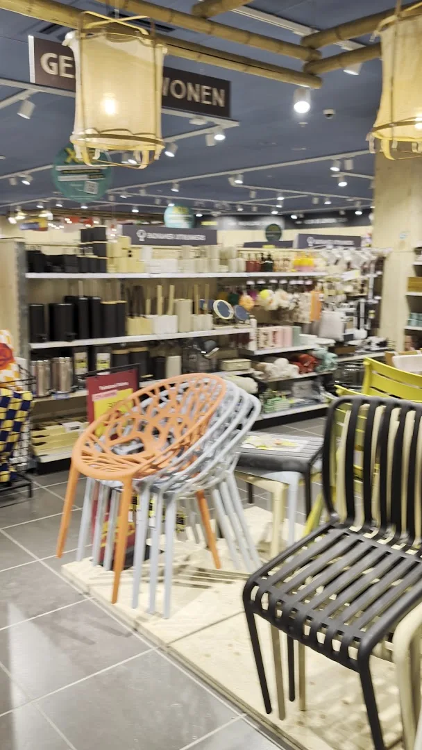 Xenos Heemskerk — Winkelinterieur met stoelen en huishoudartikelen