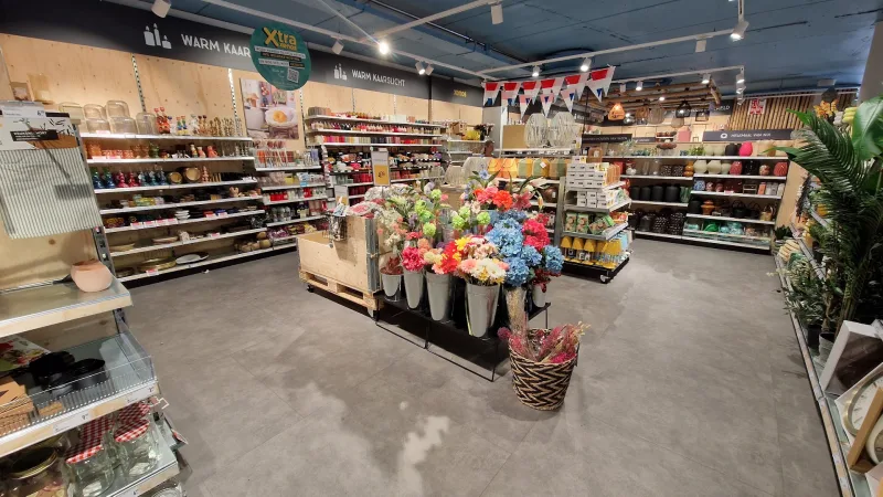 Xenos Heemstede — Overzicht winkelinterieur met diverse schappen
