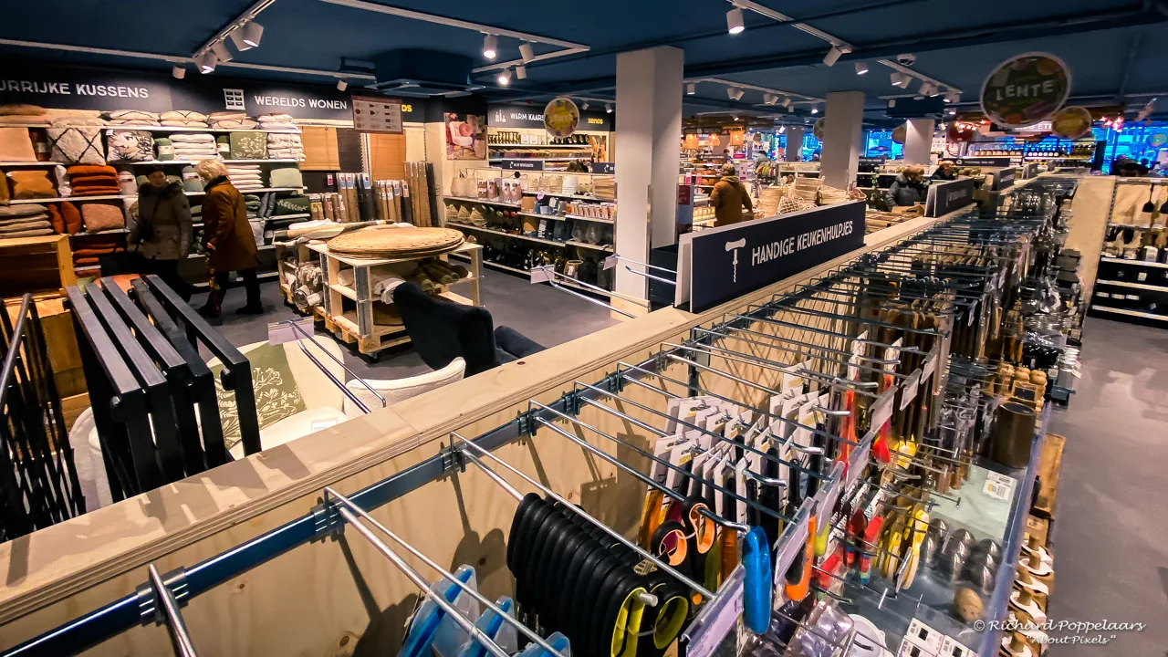 Xenos Hellevoetsluis Struytse Hoeck — Serviesgoed display met gekleurde schalen