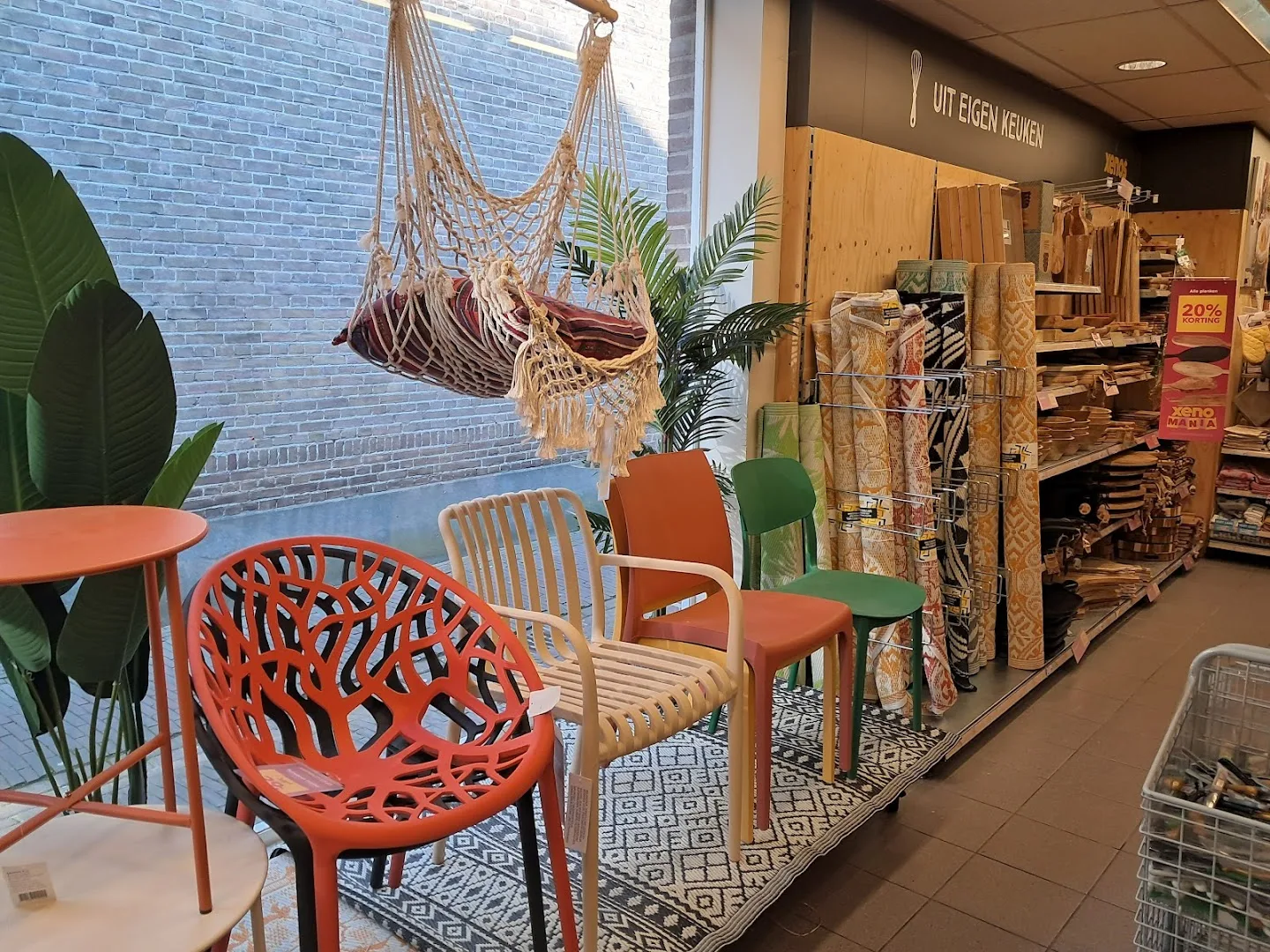 Xenos Kampen — Winkelhoek met meubels en plantendecoratie