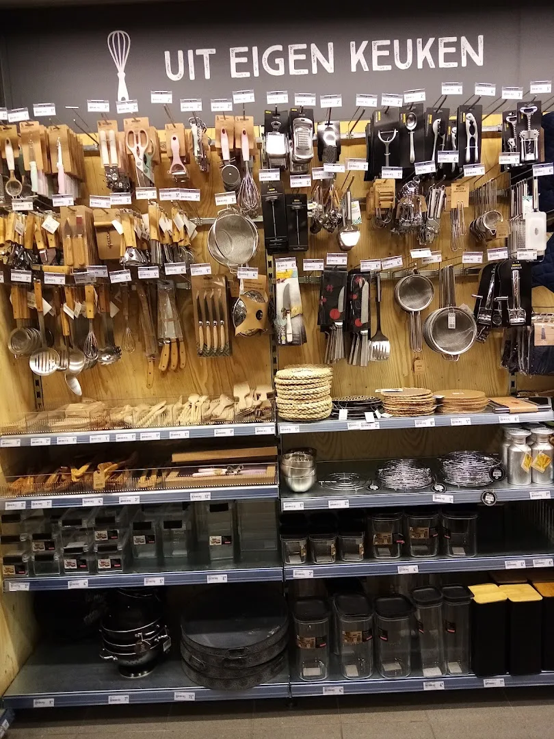 Xenos Kampen — Wanddisplay met keukengereedschap en pannen