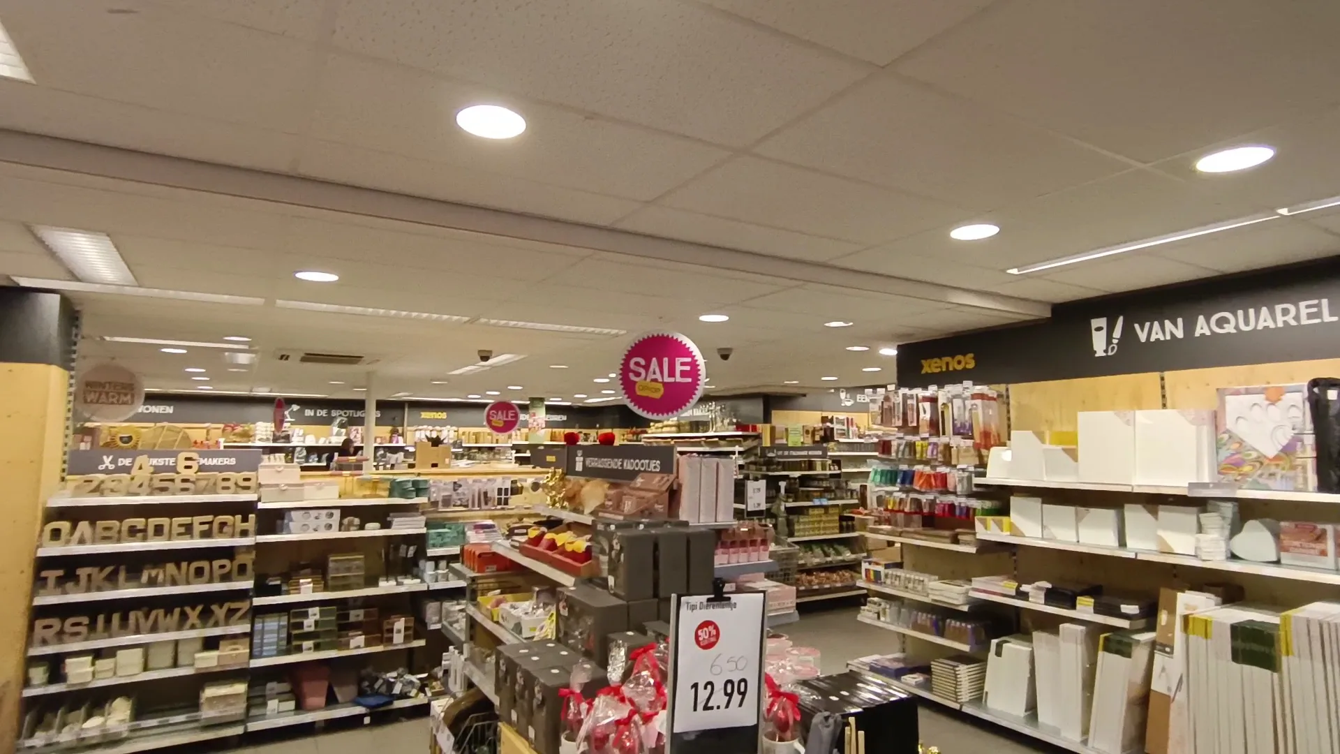 Xenos Kampen — Winkelschap met diverse huishoudproducten