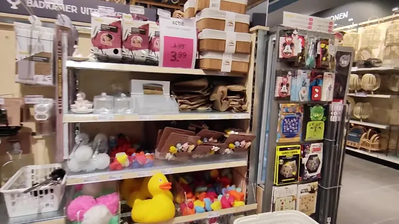 Xenos Leidschendam - Westfield Mall — Wanddisplay met opbergboxen en huishoudartikelen