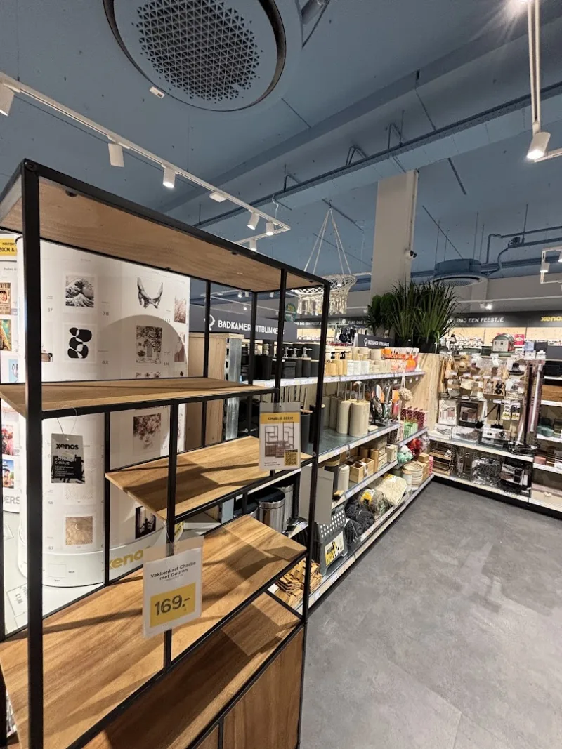 Xenos Lelystad — Winkelinterieur met houten display en producten