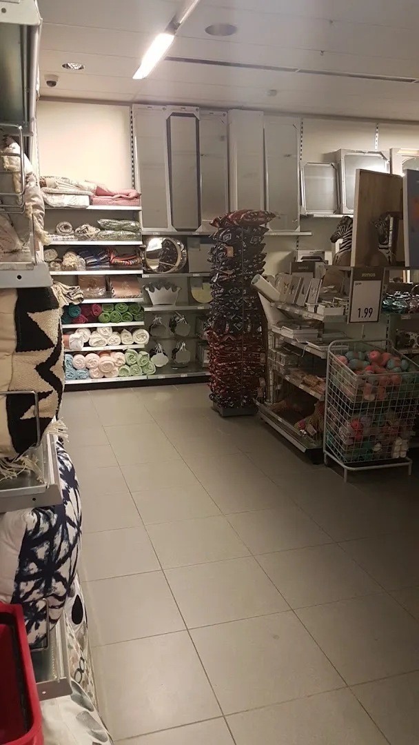 Xenos Lelystad — Winkelgang met schappen en decoratieve items