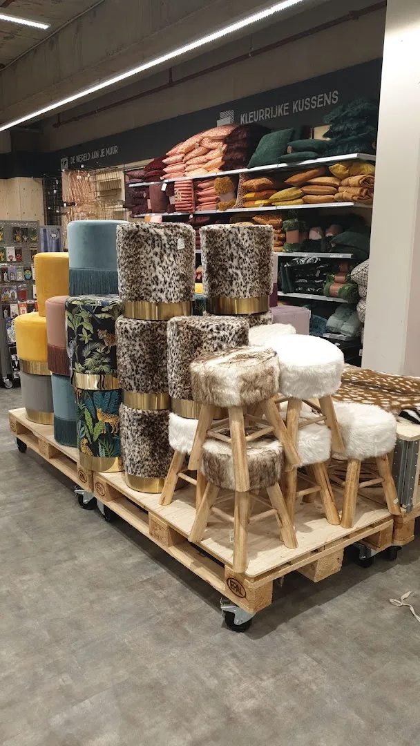 Xenos Maassluis — Tafel met decoratieve items en huishoudwaren