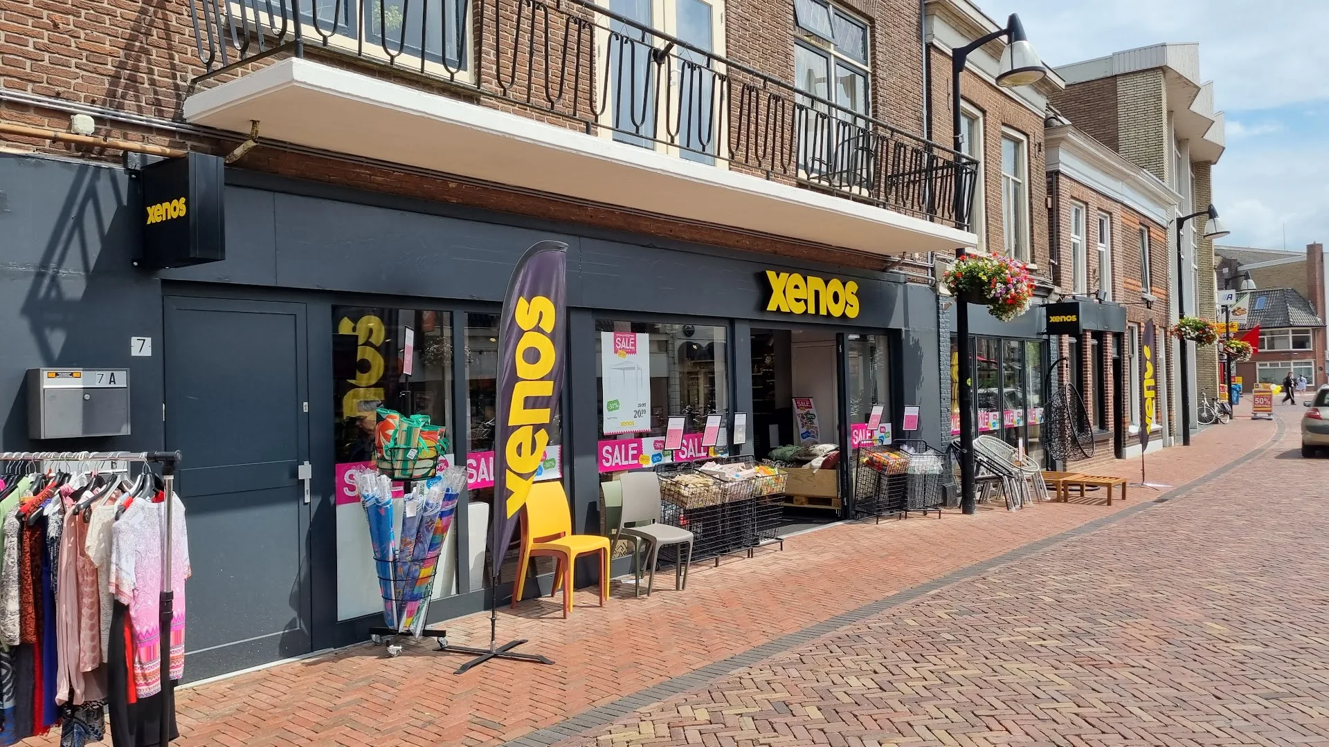 Xenos Meppel — Keukenspullen en servies op schap