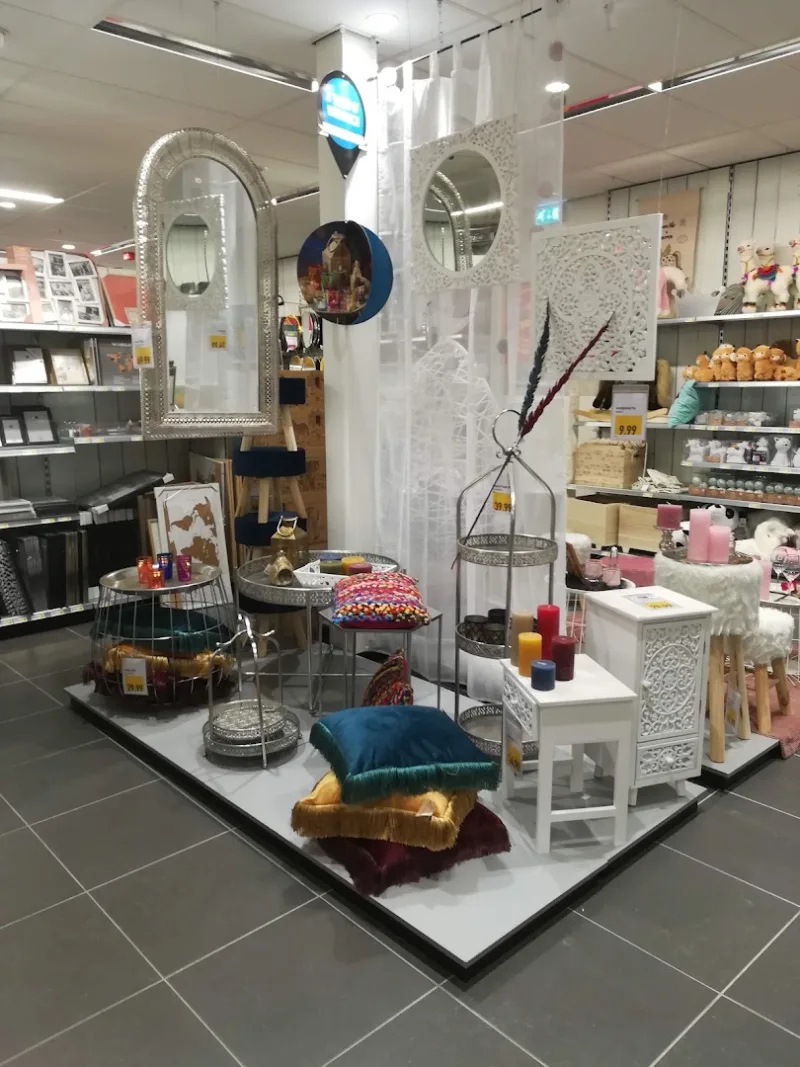 Xenos Oud-Beijerland — Centrale display met decoratieve huishoudartikelen