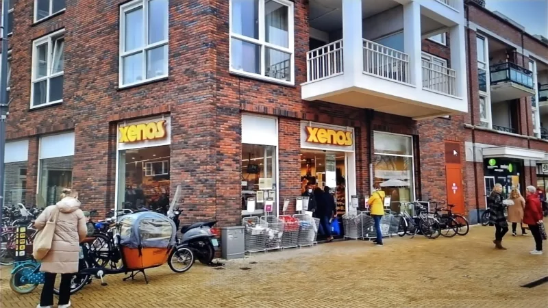Xenos Sassenheim — Kleurrijke servies en mix match display