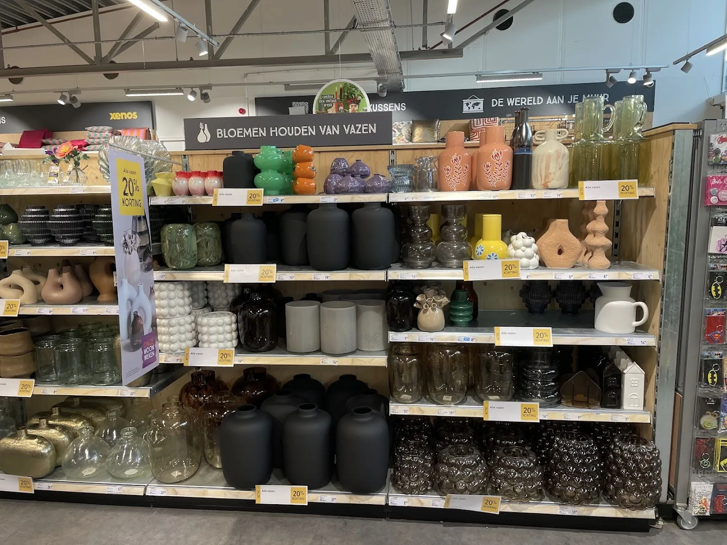 Xenos Veldhoven — Winkelinterieur met klanten en diverse displays