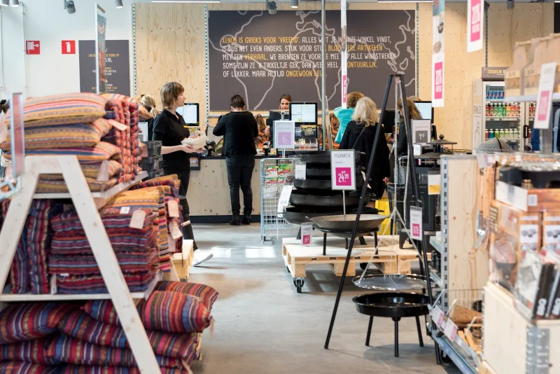 Xenos Veldhoven — Stoelen en textielproducten in winkeluitstalling
