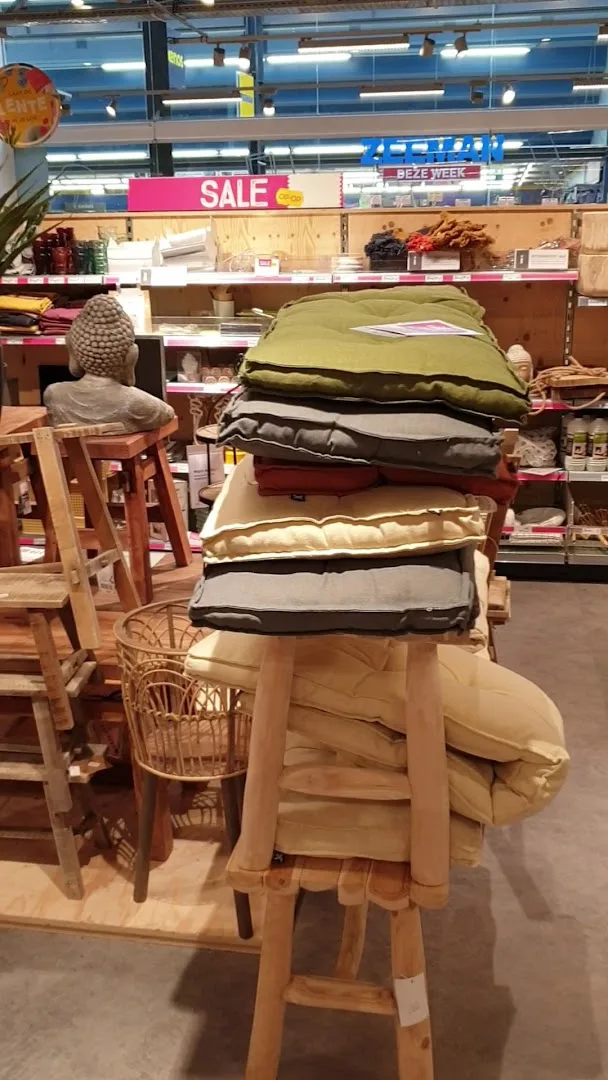 Xenos Veldhoven — Kleurrijke serviesgoed en decoratieve schalen